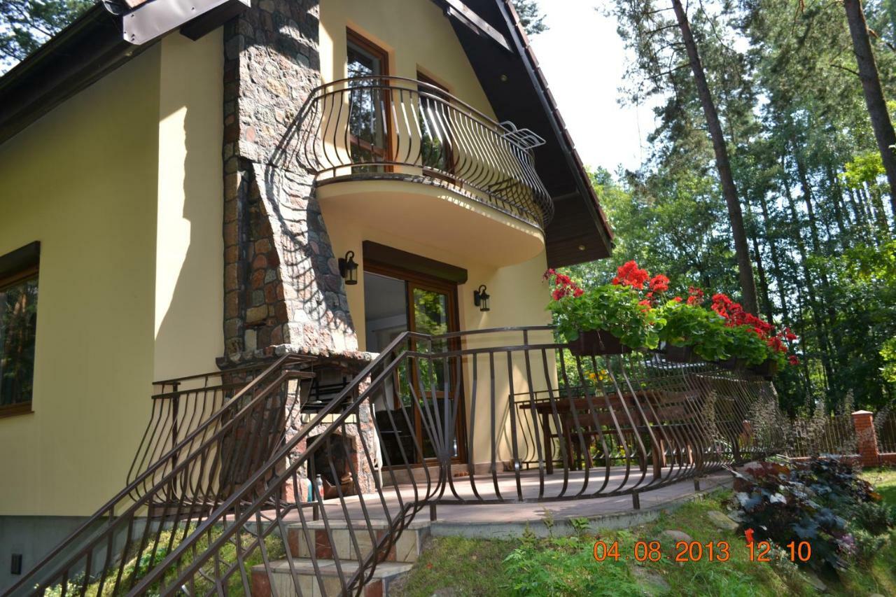 Villa Dom Na Skraju Lasu à Wilkasy Extérieur photo